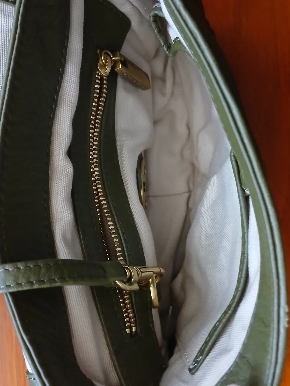 Tory Burch Amanda Leather Logo Crossbody Clutch Bag – Rare Olive Green
